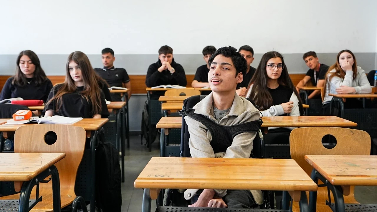 Engelli genç azmiyle başarı üstüne başarı ekliyor