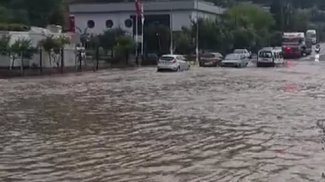 Manisa'da sel felaketi vatandaşın kabusu oldu: Yollar kilitlendi araçlar sular altında kaldı