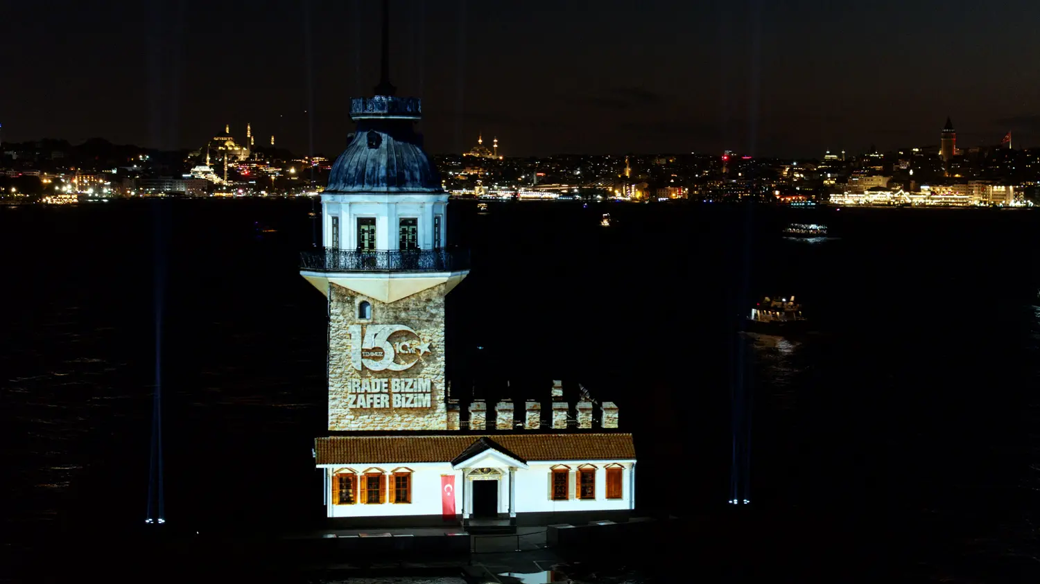 Galata Kulesi ve Kız Kulesi'nde 15 Temmuz'a özel mapping gösterisi