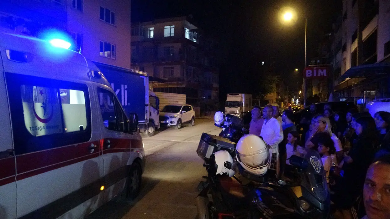 Antalya'da panik anları: Apartmanda çıkan yangın mahalleliyi sokağa döktü