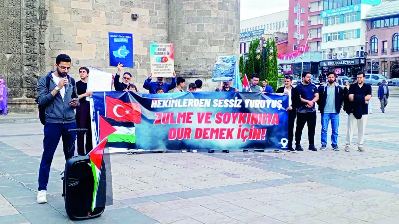 135 haftadır Gazze için yürüyorlar
