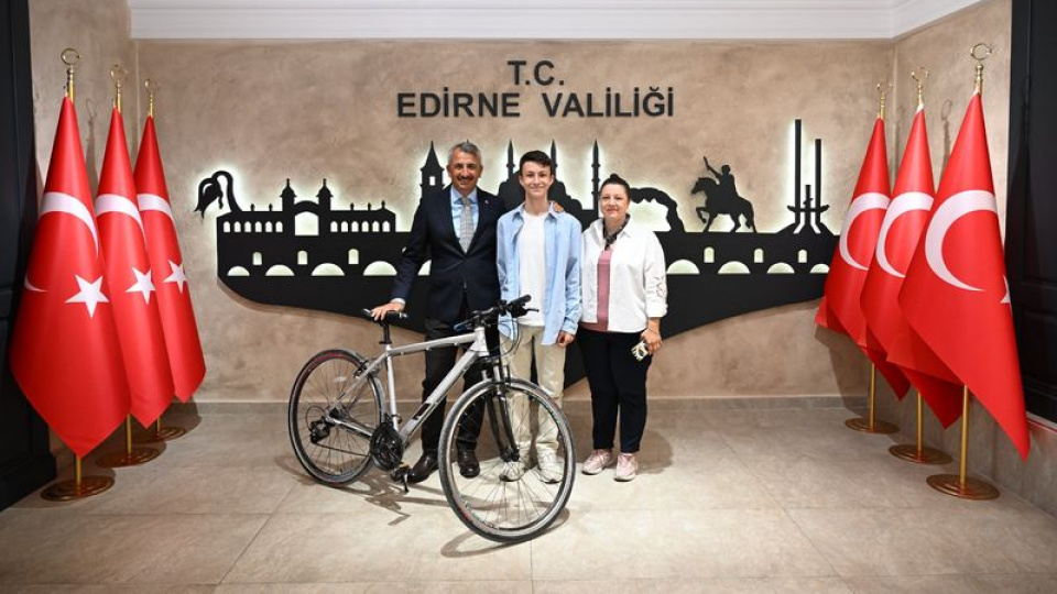 Edirne Valisi Sezer, çevreci Aras'a bisiklet hediye etti