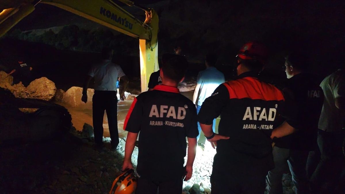 Siirt'te su seviyesi yükselen çayda mahsur kalan genç ekskavatör yardımıyla kurtarıldı