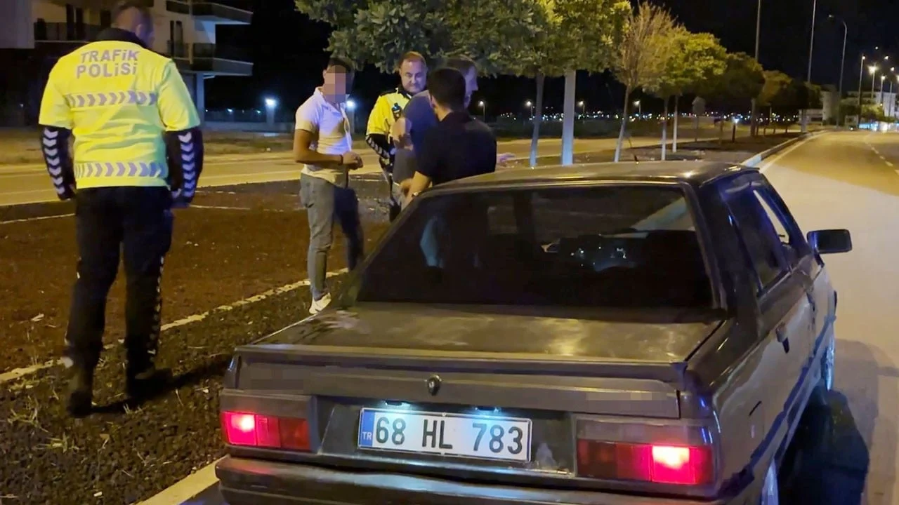 Bomboş yolda durduk yere kaza yaptı, polise gazetecilere tepki gösterdi: Bende alkol yok, sinir var!