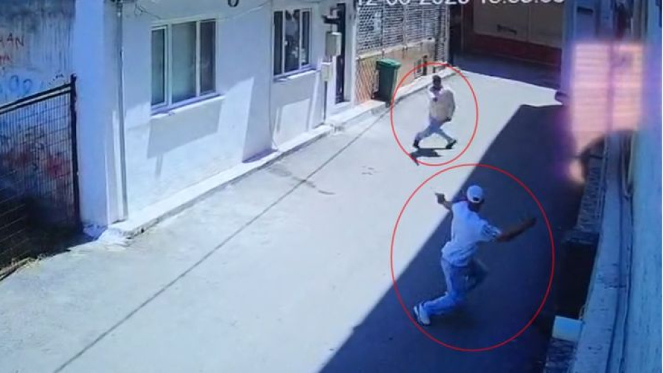 Husumet sokağa taştı! Defalarca ateş etti