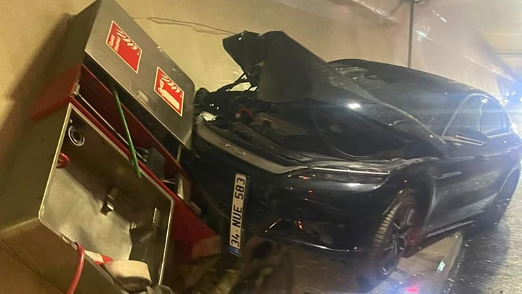 Avrasya Tüneli'nde trafik kazası! Valilik'ten 'deniz suyu' açıklaması