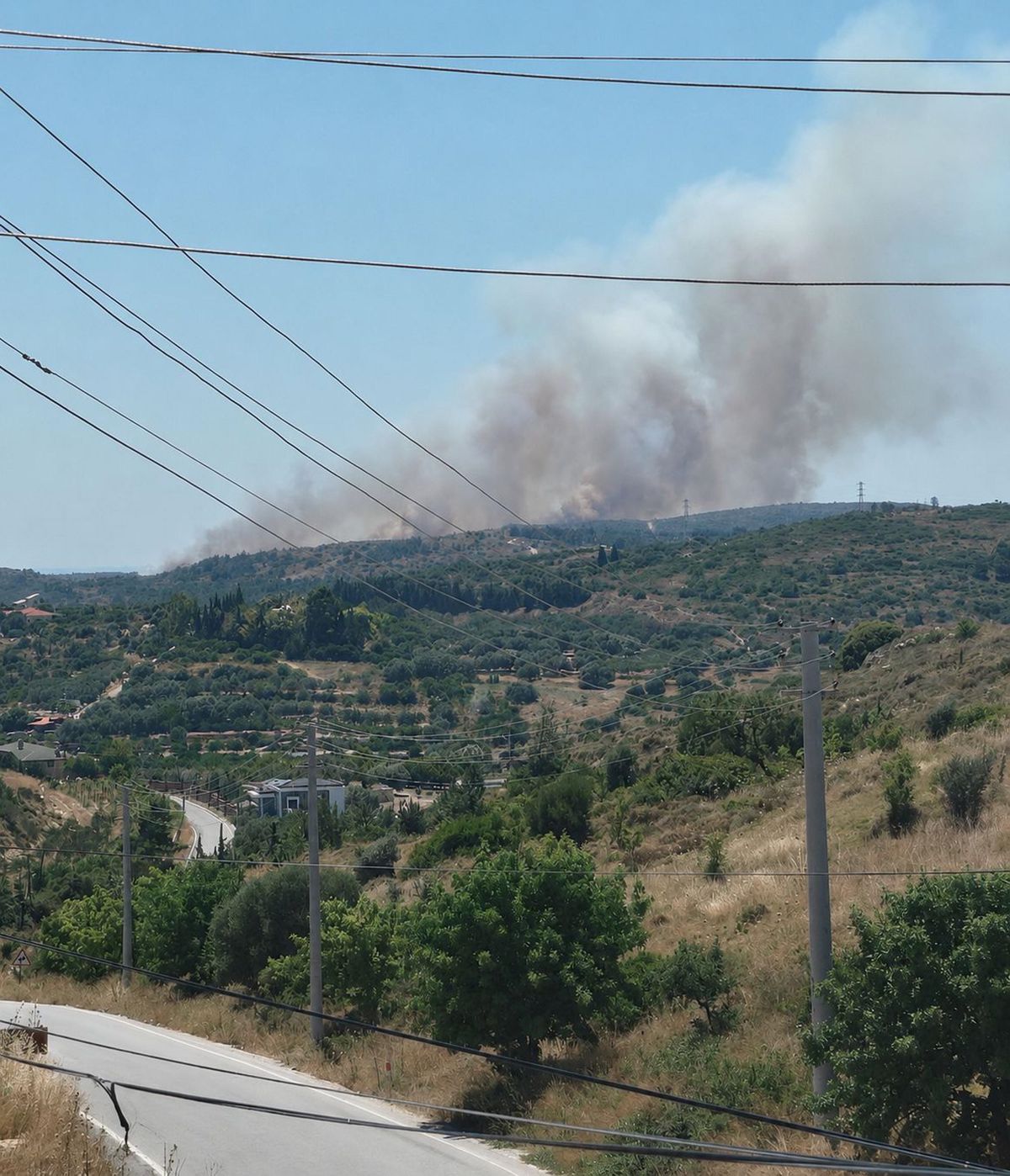 Çeşme'de çöplükte çıkan yangın, makilik alana sıçradı