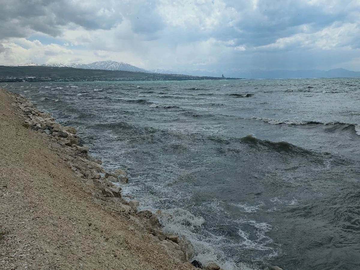 Dalgalar Van Gölü sahilini dövdü