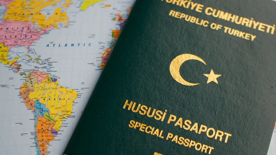 DMM açıkladı: ‘AP’nin Türkiye’ye yönelik raporuyla yeşil pasaporta seyahat dönemi bitti’ iddiaları asılsız
