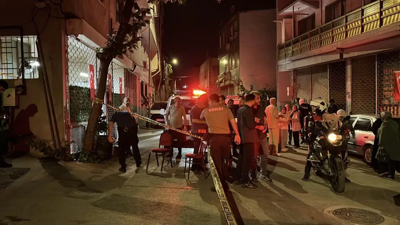 Kahve masasında başlayan tartışma kanlı bitti: 2 kişiyi yaralayıp kaçtı!