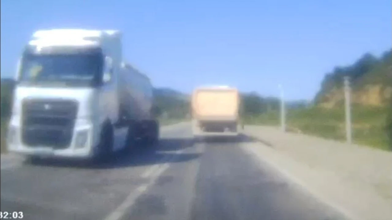 Hafriyat kamyonundan fırlayan taşın otomobilin camını kırdığı anlar kamerada