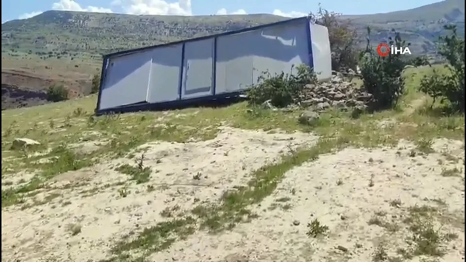 Tunceli’de Fırtına Etkili Oldu, Konteyner Kullanılamaz Hale Geldi