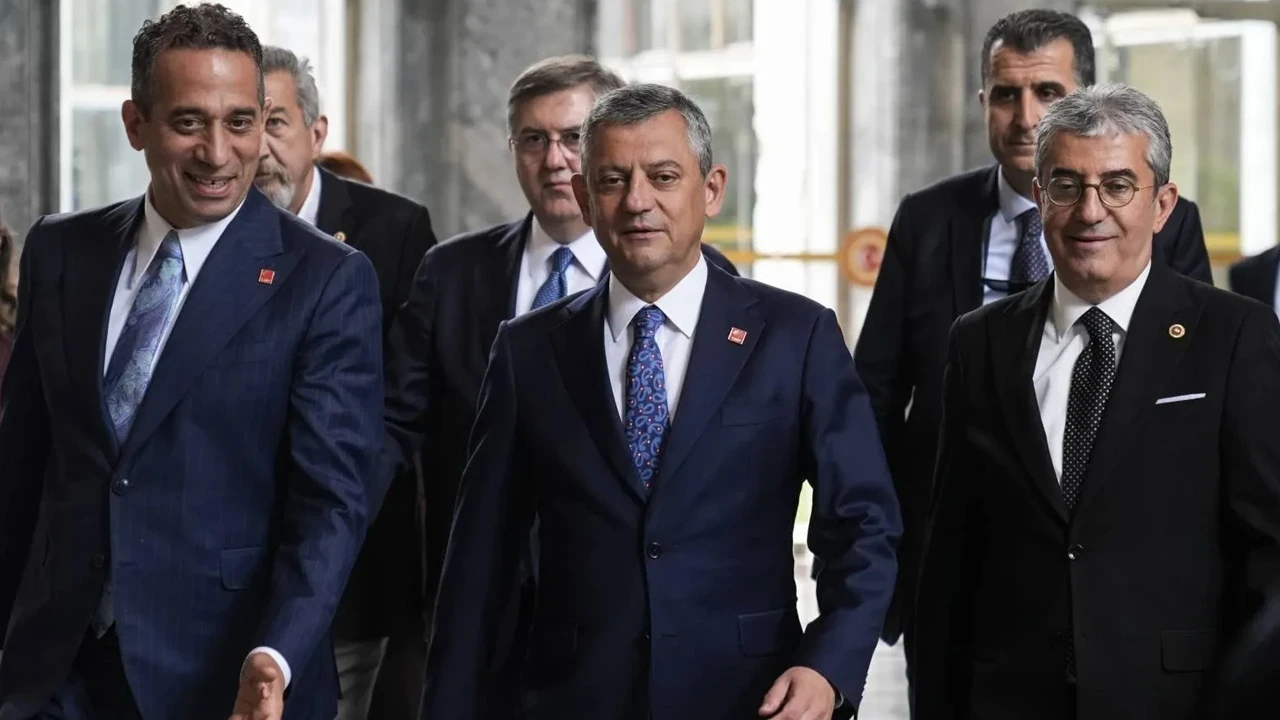 CHP'de kriz derinleşiyor: 9 vekilin kaydı silindi, 839 imzayla kurultay hamlesi geldi