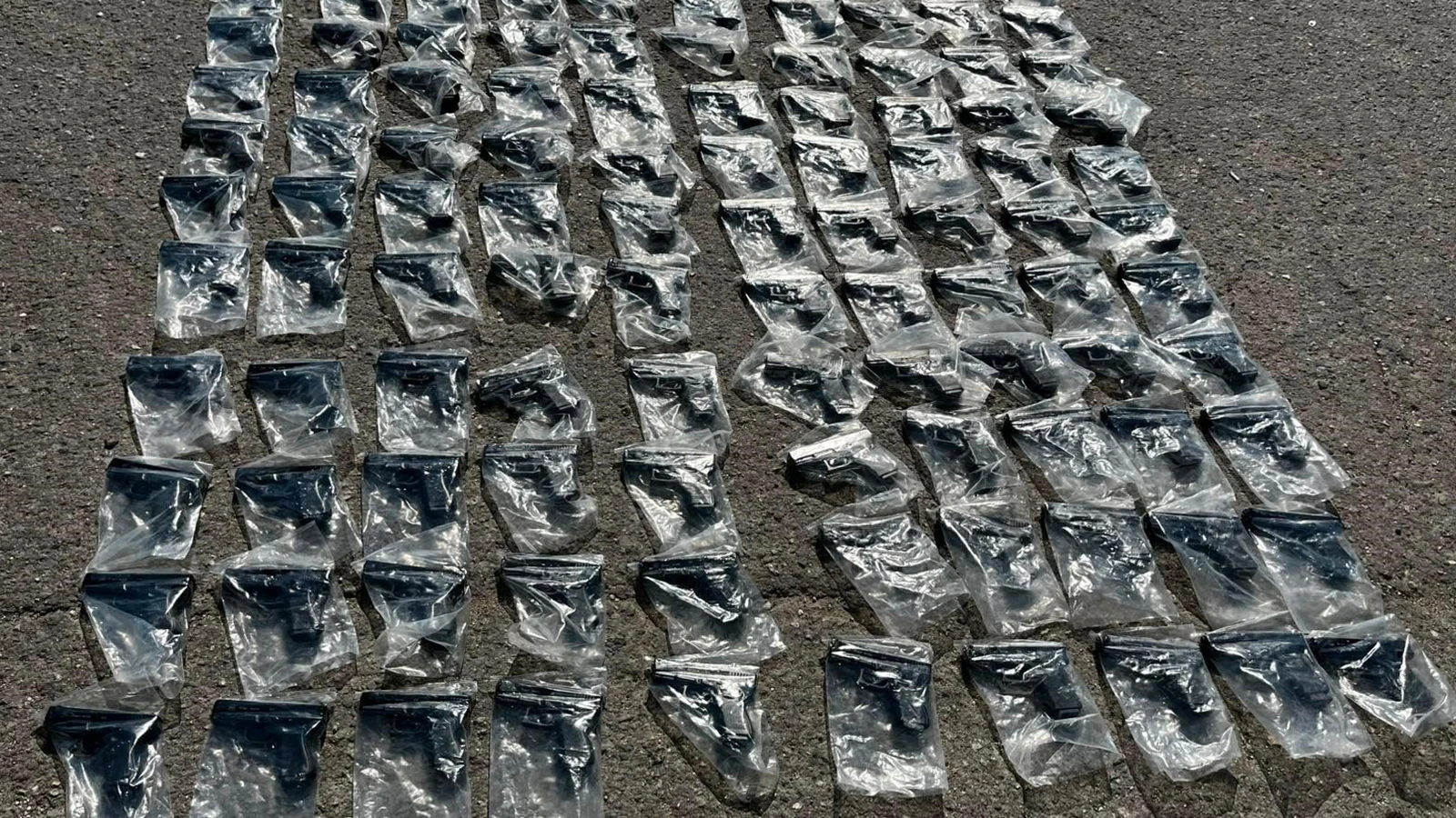 İstanbul'da otobüsten cephanelik çıktı: 120 silah ele geçirildi