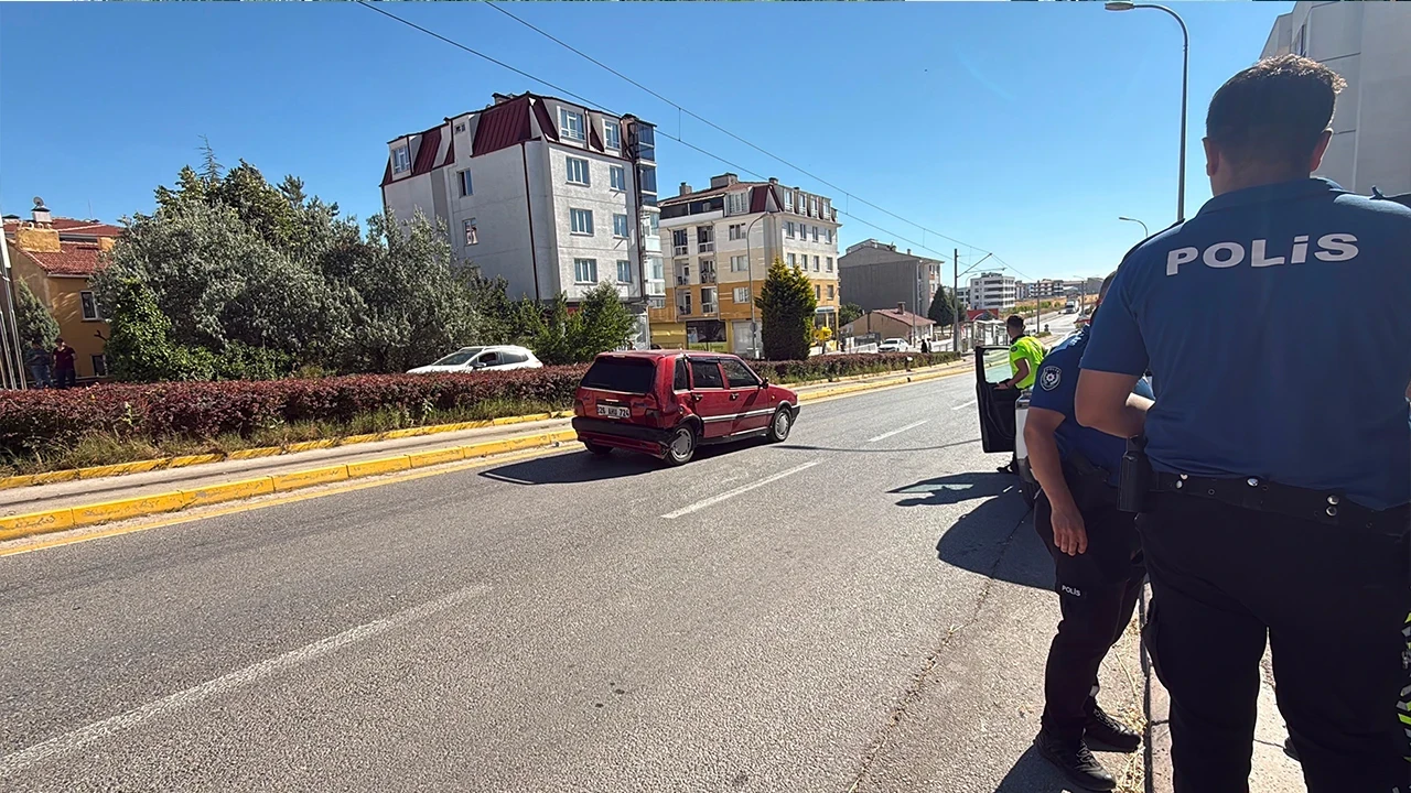 Trafikte aniden kırıp ortalığı birbirine kattı: Eskişehir'deki kazada ortalık savaş alanına döndü