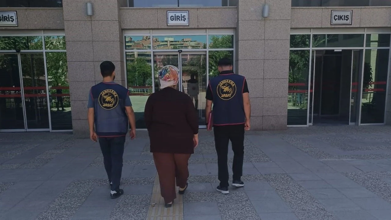 17 yıl 6 ay hapis cezasıyla aranıyordu! “Baron abla” jandarmadan kaçamadı