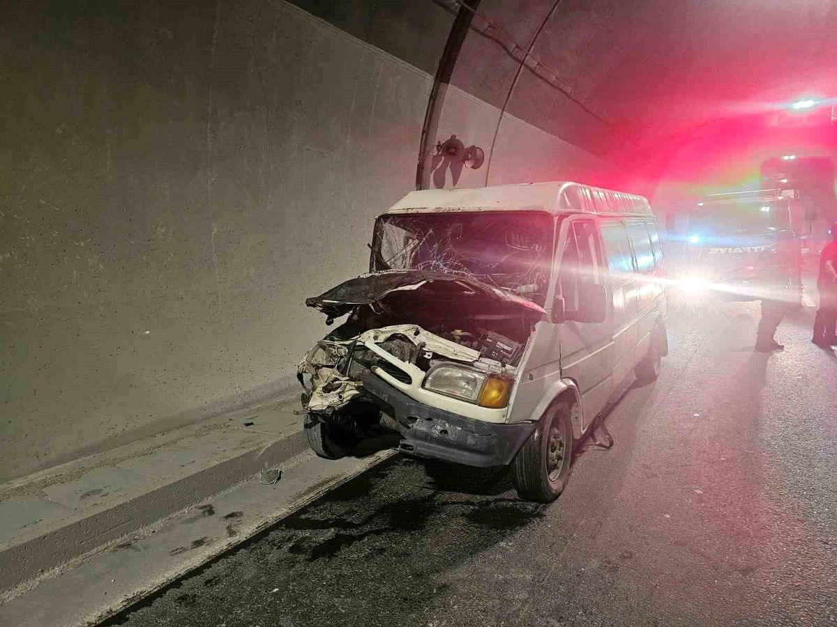Osmangazi Tüneli içindeki trafik kazasında, 1'ağır 3 kişi yaralandı