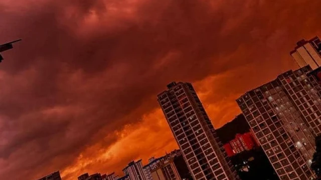 Dev depremlerin ardından Venezuela'da gökyüzü kan kırmızısı renge büründü