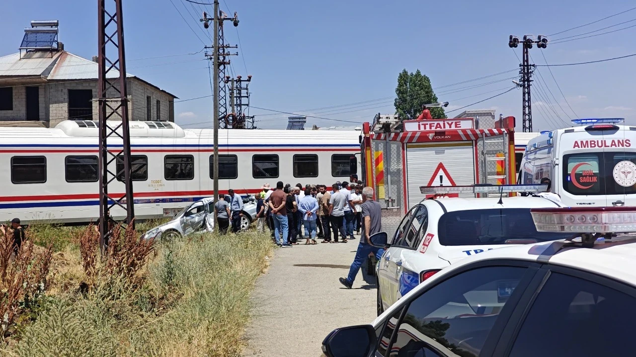 Yolcu treni otomobile çarptı: 3 yaralı