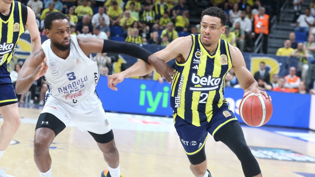 Fenerbahçe Beko final için sahada: Anadolu Efes seriyi uzatmak istiyor