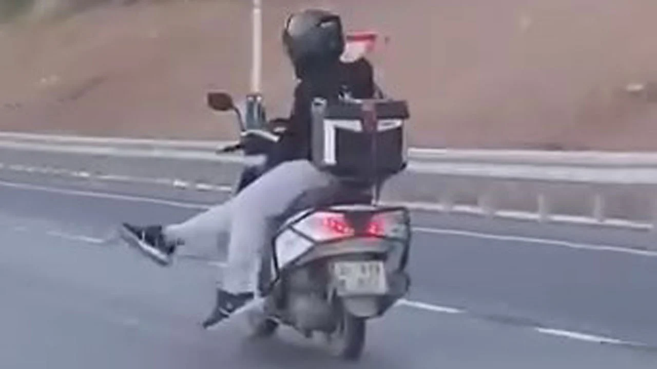 Trafikte akılalmaz görüntü! Motokurye motosikleti böyle kullandı