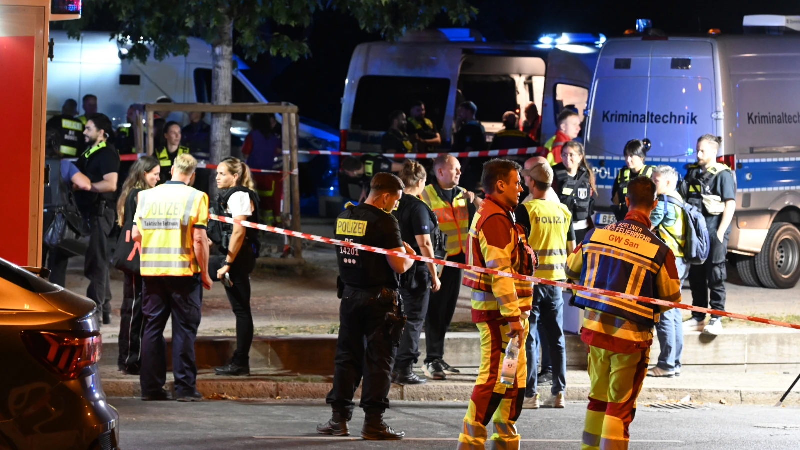 Berlin'de araç kalabalığın arasına daldı