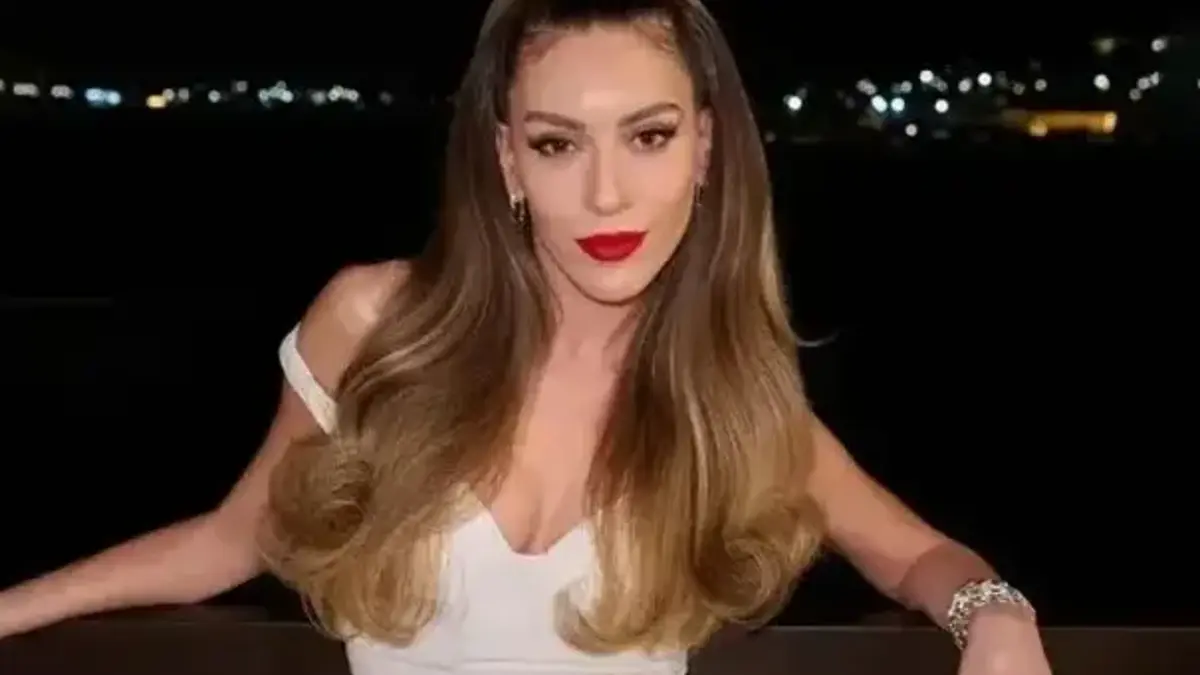 Sinem Kobal Fransa Tatilinde Tarzıyla Sanal Medyayı Salladı