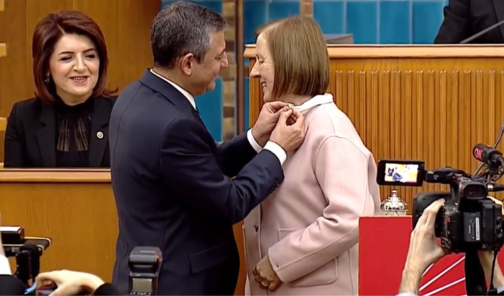 Özgür Özel'in rozetini taktığı isim YENİ Parti’ye geçişten vazgeçti: AKP yolunda