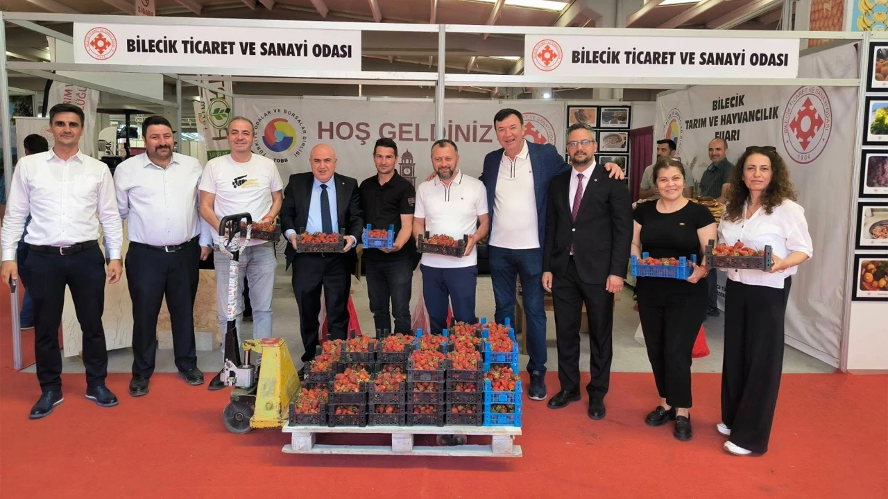 Tarım Fuarında kurulan Bilecik TSO standında vatandaşlar ikramlarla karşılanıyor