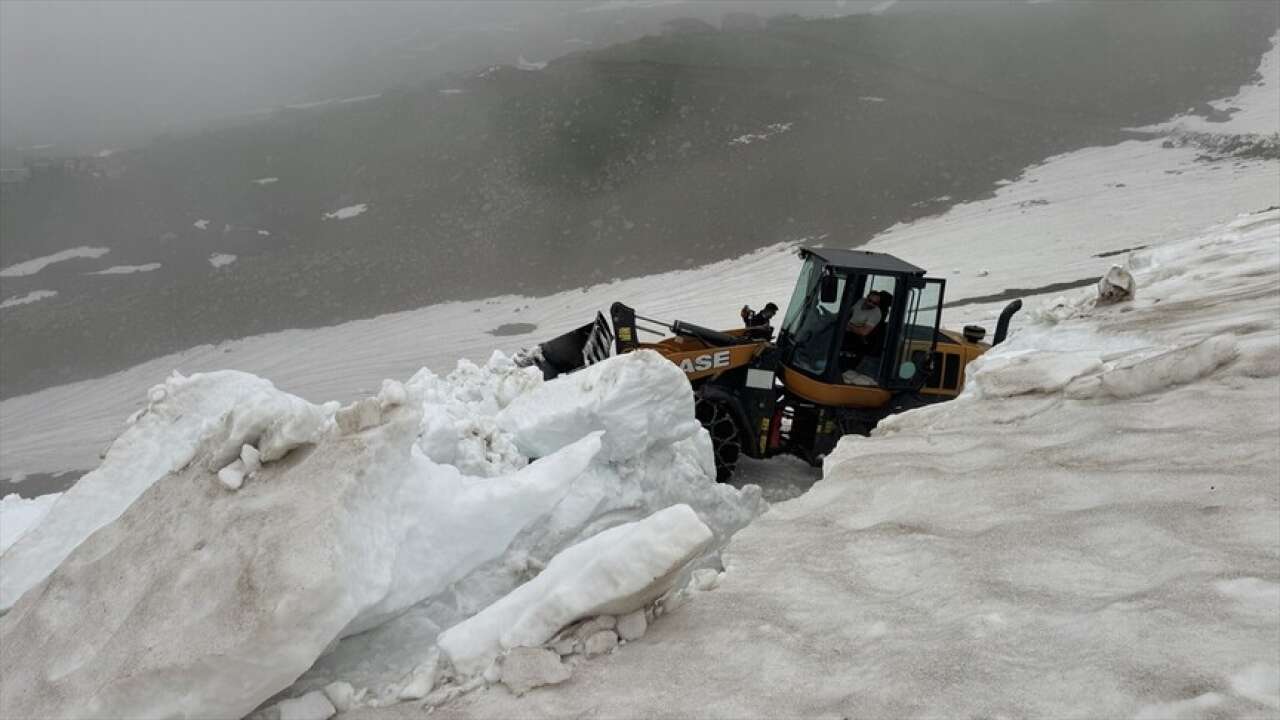 Haziranda kar mesaisi sürüyor! Artvin'de 5 metrelik kar duvarlarıyla mücadele