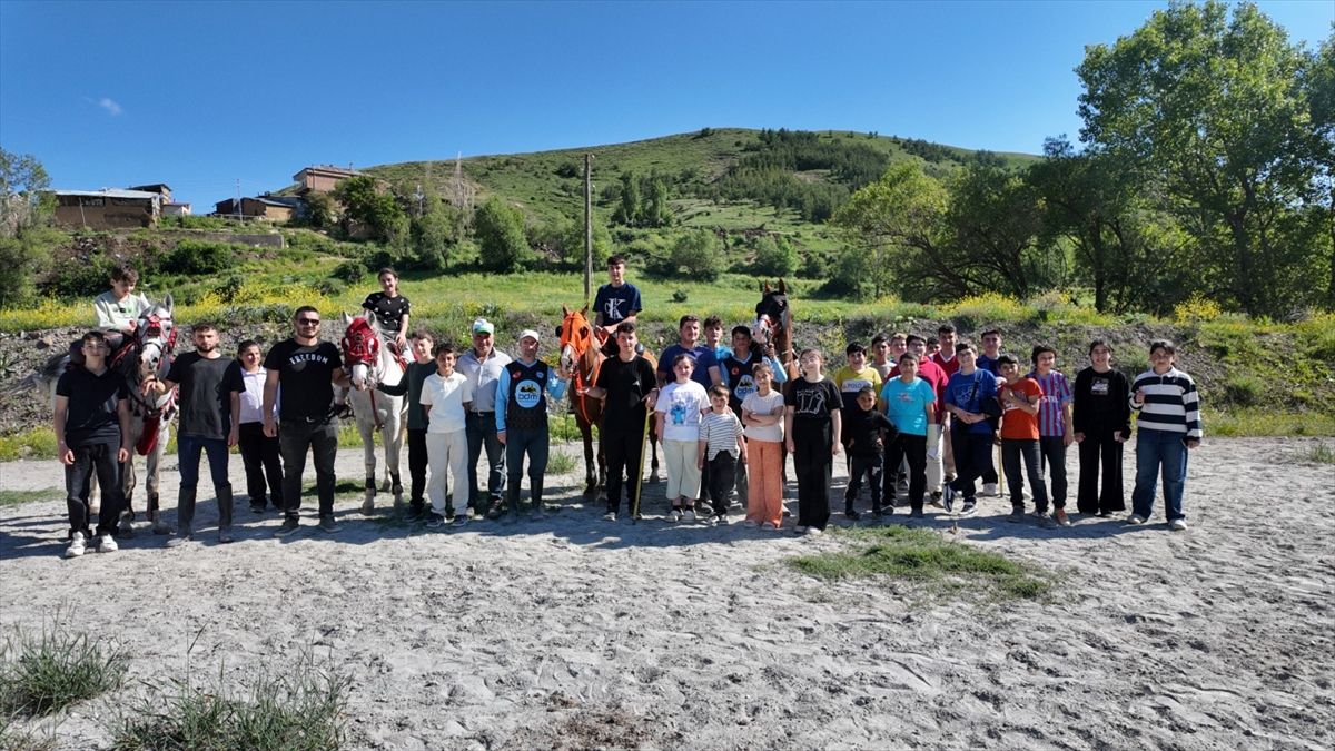 Bayburt'ta DENEYAP öğrencileri atlı spor kulübünü ziyaret etti
