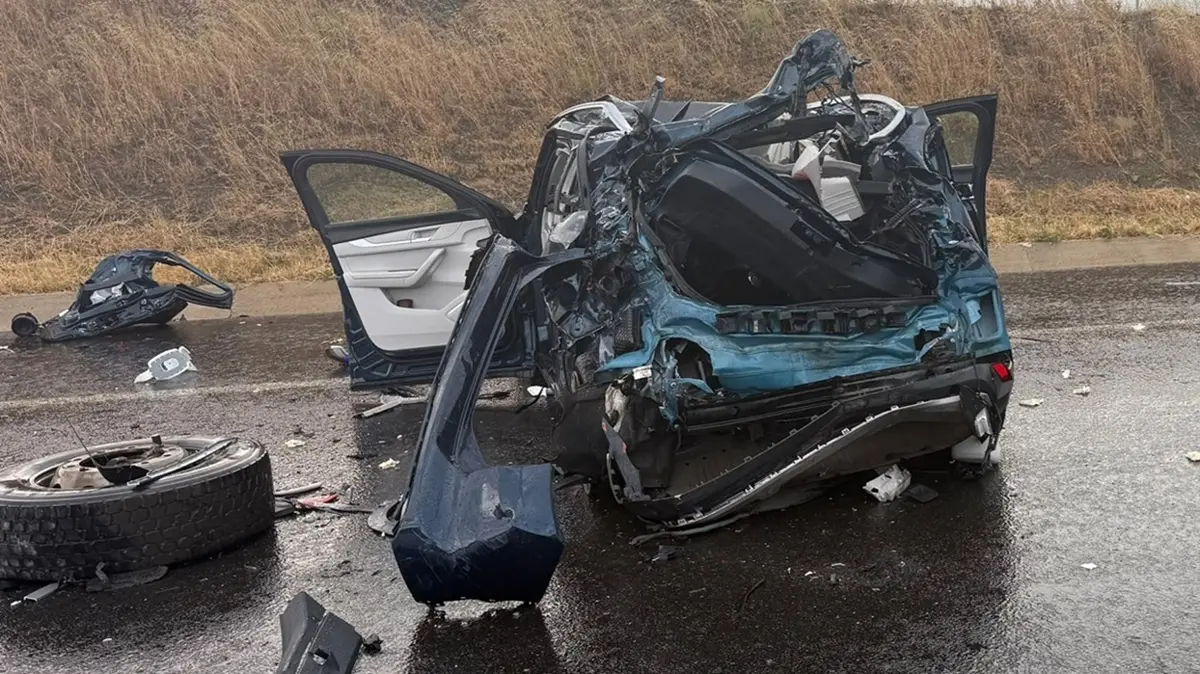 Otoyolda feci son: Tankere çarpan otomobilde ölü ve yaralılar var