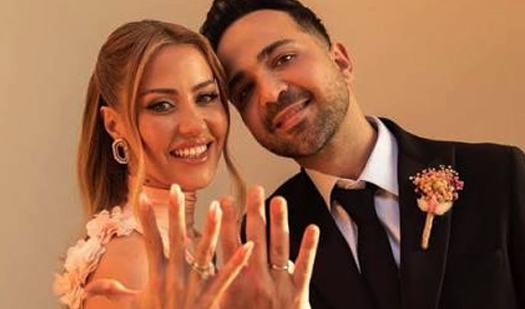 Derya Uluğ ile Asil Gök nişanlandı
