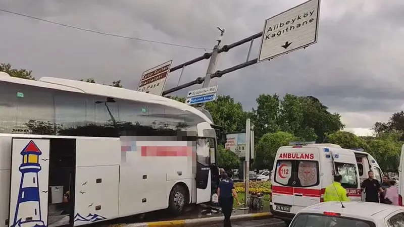 Eyüpsultan'da yolcu otobüsü otomobile çarptı; 2'si ağır 6 yaralı