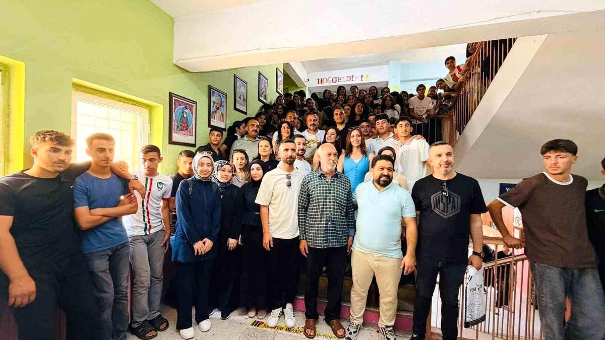 20 yıldır görev yaptığı okuldan alkışlar eşliğinde hüzünle ayrıldı