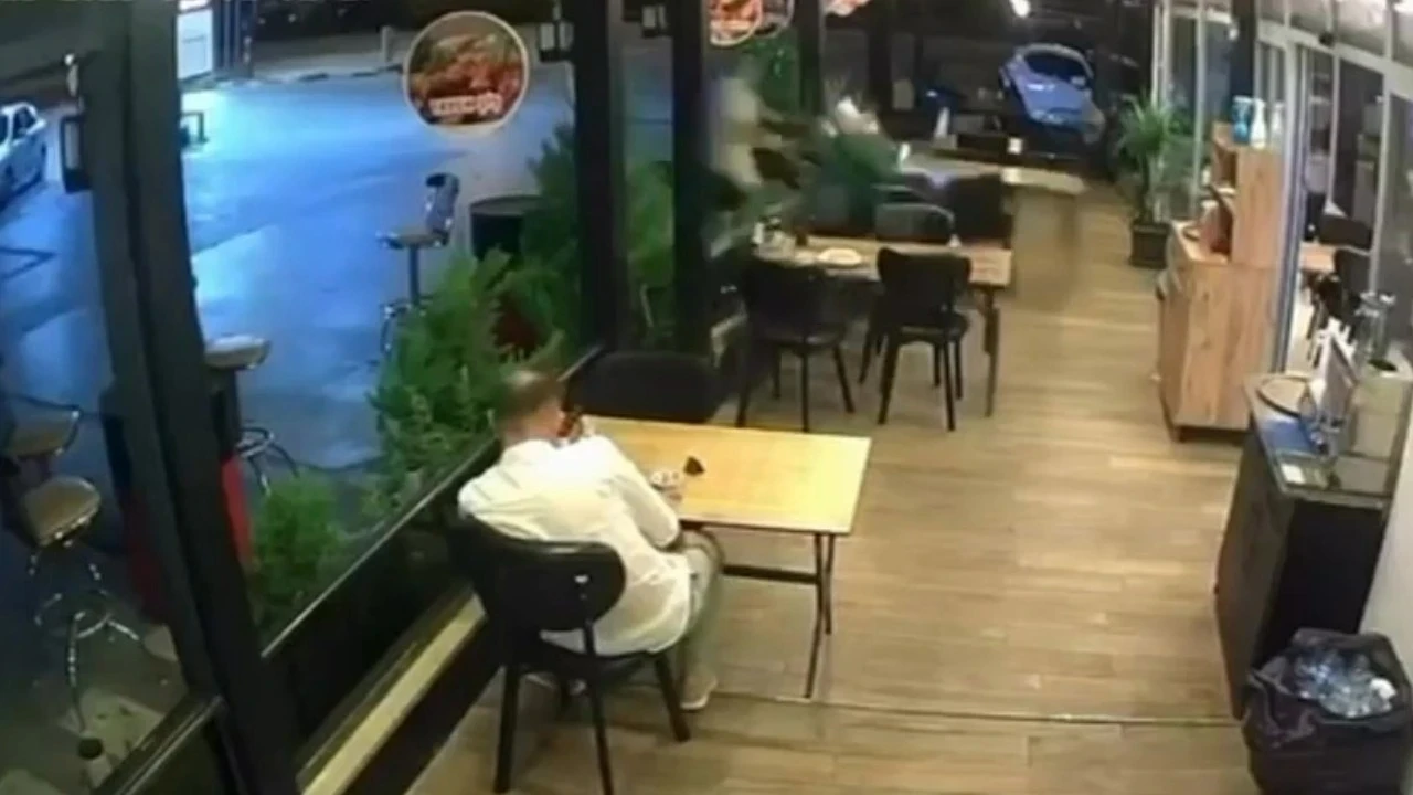 Motosiklet lokantada oturan müşteriye çarptı