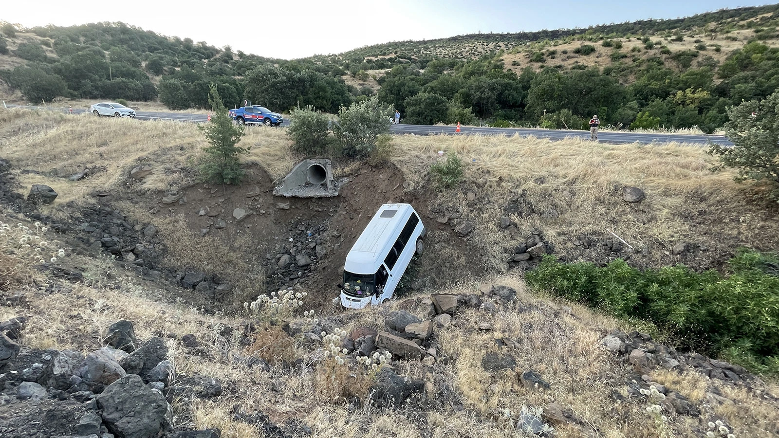 Şanlıurfa'da tarım işçilerini taşıyan minibüsün şarampole devrildi: Yaralılar var