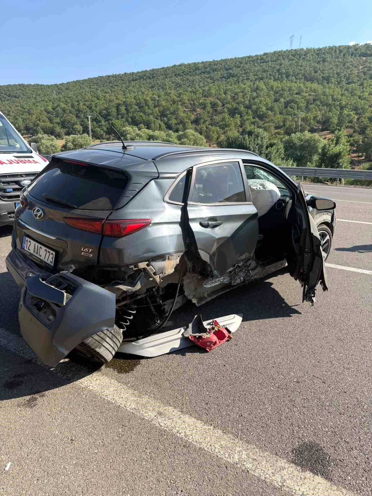 Bingöl'de otomobil bariyerlere çarptı: 2 yaralı
