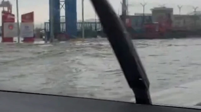 İstanbul'da sağanak nedeniyle Harem Sahil Yolu'nu su bastı