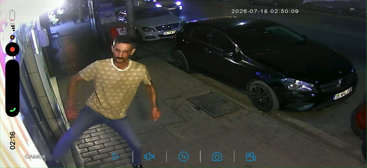 İş yerinin camını tekmeyle kıran şüpheliyi esnaf yakaladı; olay anı kamerada