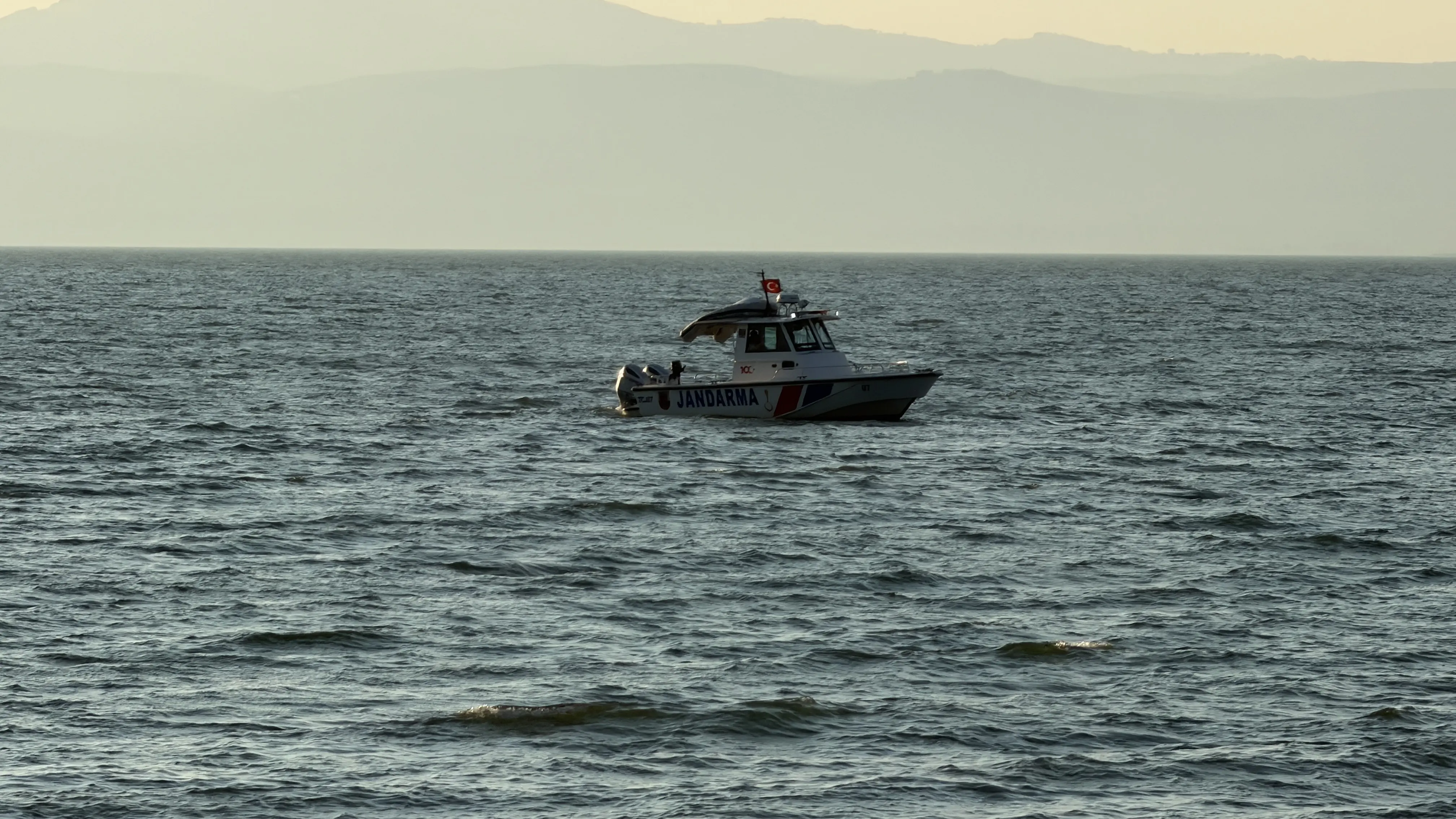Serinlemek için girdiği gölde akıntıya kapılan emekli polis kayboldu
