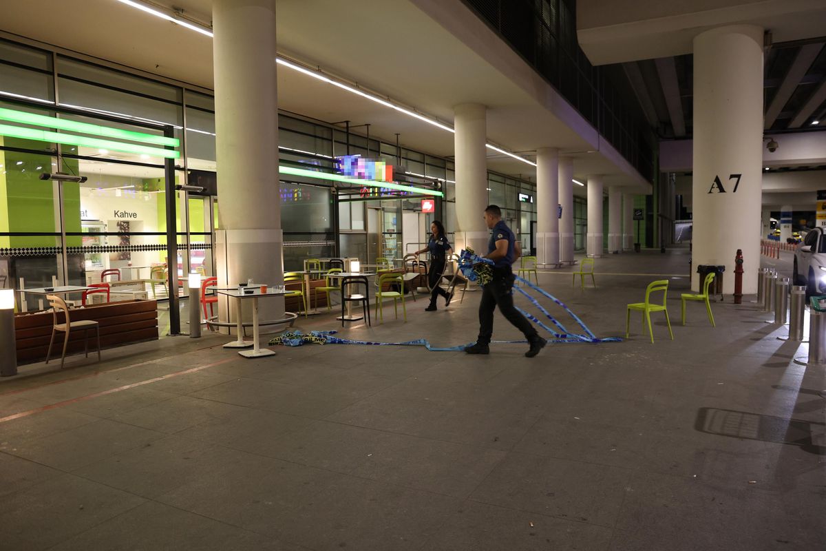 İzmir'de havalimanında polise bıçaklı saldırı; 4 yaralı