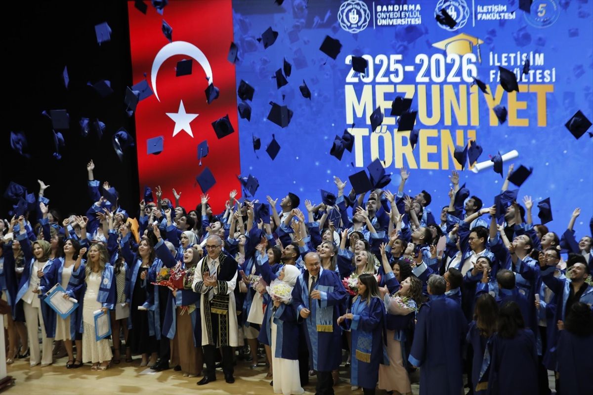 Bandırma Onyedi Eylül Üniversitesi İletişim Fakültesinde mezuniyet töreni yapıldı