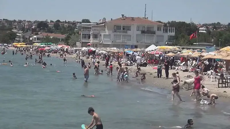 Silivri'de sıcak havadan bunalanlar plajlara akın etti