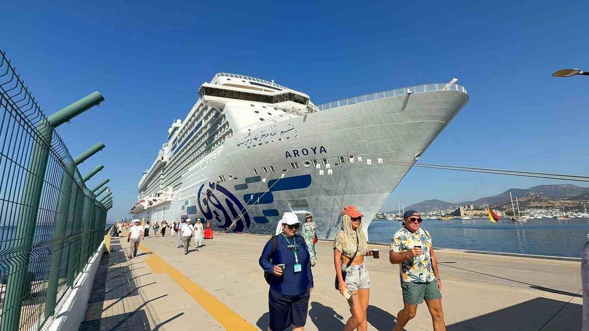 Dev kruvaziyer gemisi yeniden Bodrum'a geldi