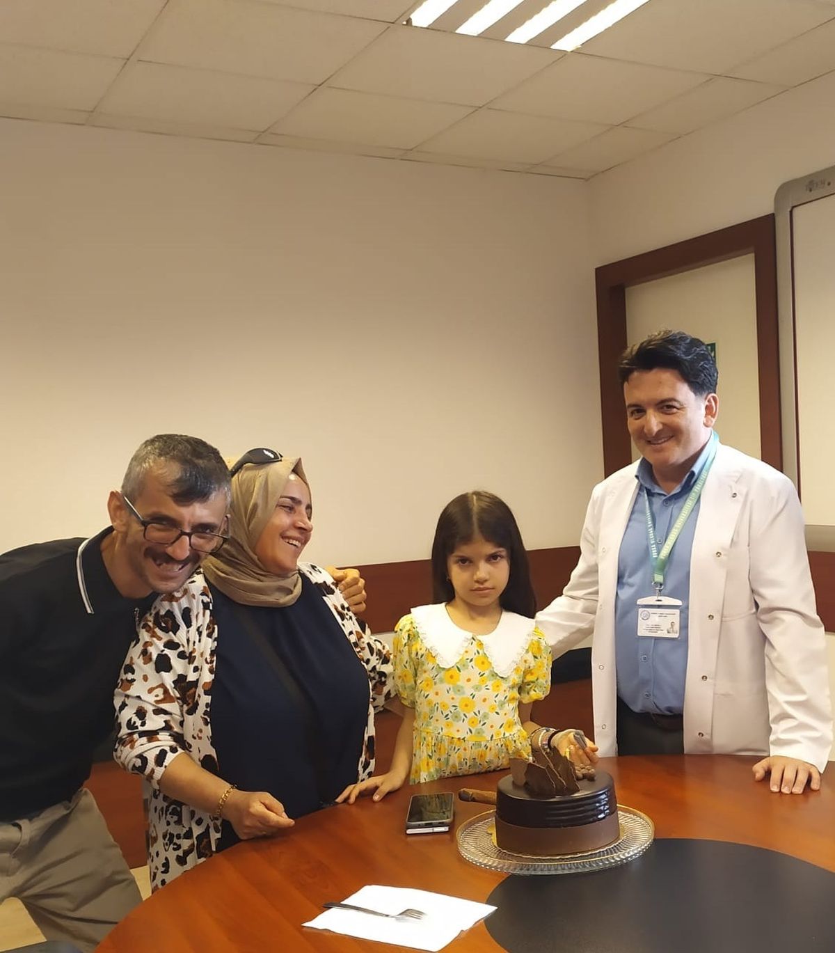 'Mucize' nakille hayata dönen 9 yaşındaki Nisanur, doğum gününü doktorları ile kutladı