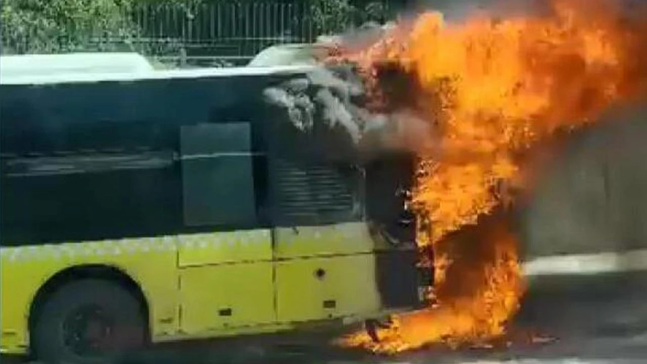 İstanbul'da İçinde Yolcu Olan Otobüste Yangın Paniği