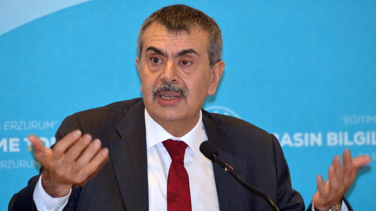 Bakan Tekin’den gazetecilere tartışılacak hediye
