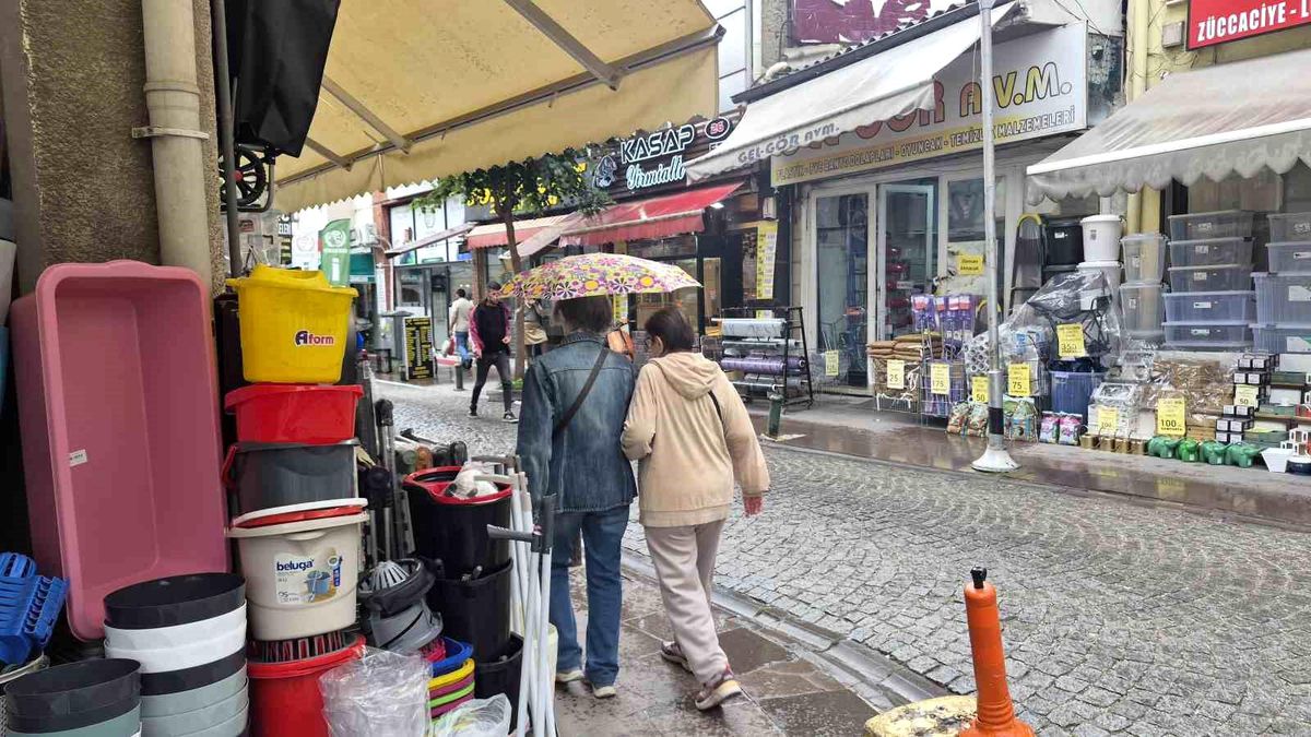 Gün boyu havanın sıcak olduğu Eskişehir'de yağışlar etkisini gösterdi