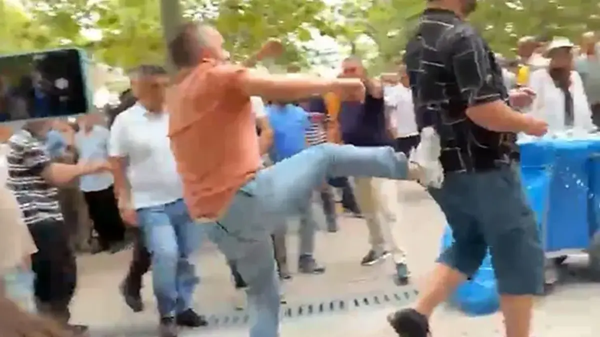 Cuma namazı çıkışı ortalık karıştı! Özgür Özel'e protestoya tekmeli arbede